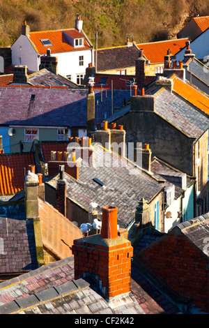 Vista guardando verso il basso sui tetti e comignoli di vecchia città di Staithes, situato all'interno del North York Moors National Park. Foto Stock