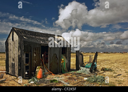 Un abbandonato derelitti capanna in legno sulla ghiaia a Dungeness. Foto Stock