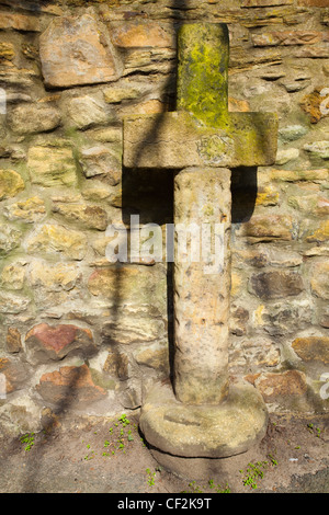 Il vecchio mercato Croce di Corbridge, ora si trova vicino i motivi del Sassone chiesa di St Andrews. Foto Stock