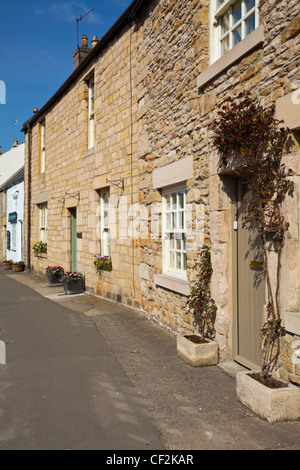 Tipico Corbridge street e case residenziali e negozi. Foto Stock