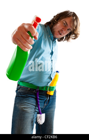 Giovane con un flacone spray. Persona pronto per iniziare le pulizie di primavera. Isolato su uno sfondo bianco. Foto Stock