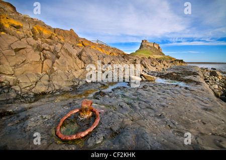 Lindisfarne Castle costruito dal Re Enrico VIII a guardia della flotta ancoraggio nel porto di Isola Santa. Il castello è costruito su un Foto Stock