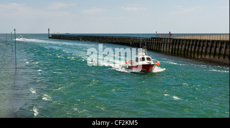 Barche di entrare e uscire da Piombino Porto. Foto Stock