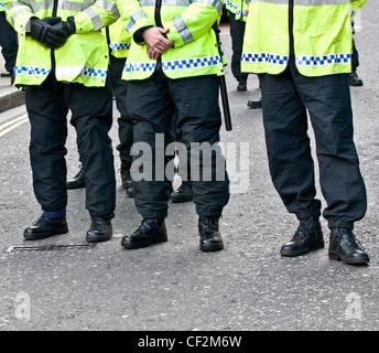 Poliziotti di dovere al G20 dimostrazione nella città di Londra. Foto Stock