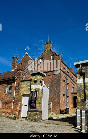 L'ingresso al castello di Upnor, un Elizabethan artiglieria fortezza costruita nel 1559 per proteggere le navi da guerra ormeggiato a Chatham cantieri. Foto Stock