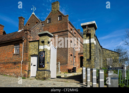 L'ingresso al castello di Upnor, un Elizabethan artiglieria fortezza costruita nel 1559 per proteggere le navi da guerra ormeggiato a Chatham cantieri. Foto Stock