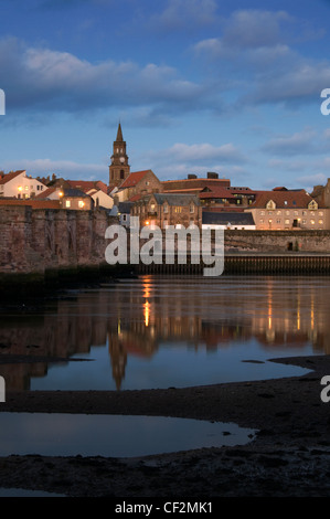 Vista del tramonto di Berwick Bridge (Ponte Vecchio) costruita tra il 1611 e il 1624, e mura di Inghilterra del la maggior parte delle città del nord, Berwic Foto Stock