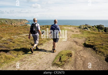 Walkers sul sud-ovest sentiero costiero in Cornovaglia. Foto Stock