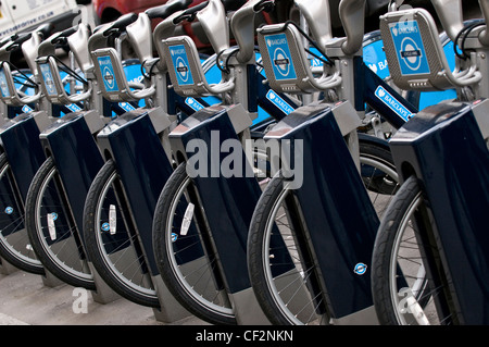 Una fila di Barclays Cycle regime di noleggio di biciclette in una docking station. Foto Stock