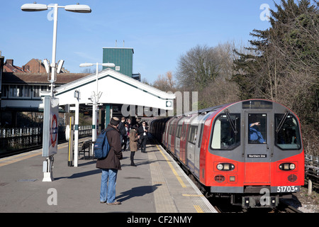 Persone in attesa sulla piattaforma del treno, London, England, Regno Unito Foto Stock