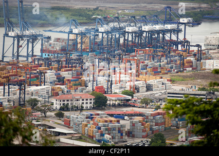 Contenitore e gru presso il porto di Puerto de Balboa, Panama City, Panama, America Centrale Foto Stock