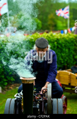 Un uomo alla guida di una miniatura con trazione a vapore il motore il Audley End Gala vapore 2011. Foto Stock