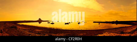 Vista panoramica di Isola Santa e porto di Lindisfarne Castle costruito dal Re Enrico VIII a guardia della flotta ancoraggio nel Harbou Foto Stock