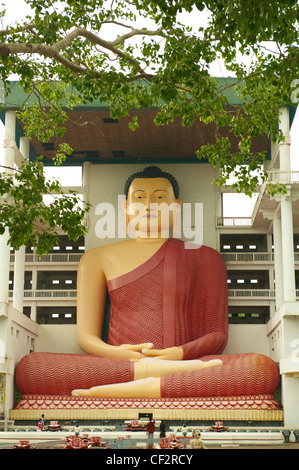 Statua di Buddha nel tempio buddista,Veherahena, Sri Lanka Foto Stock