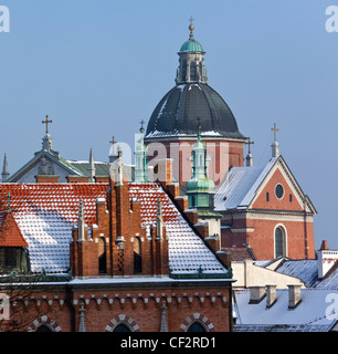 Lo skyline della città di Cracovia in Polonia in inverno. Vista dal castello di Wawel per la cupola della Basilica di San Pietro e di san Paolo la Chiesa. Foto Stock