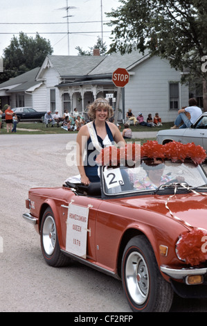 Sfilata con homecoming queen in Jonesburg Missouri USA prese nel 1978 Foto Stock