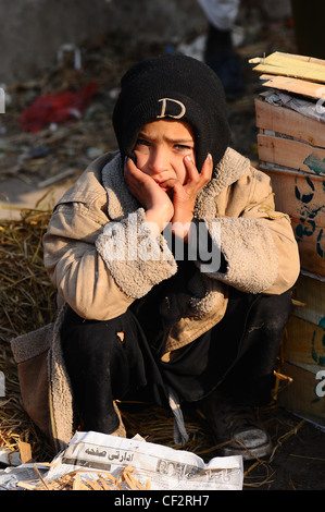 Un piccolo ragazzo il lavoro presso il Mandi subzi (ingrosso di frutta e verdura del mercato) Islamabad, Pakistan Foto Stock