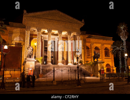 Il Teatro Massimo Vittorio Emanuele è un opera e opera company situato sulla Piazza Verdi a Palermo, Sicilia. È stato Foto Stock