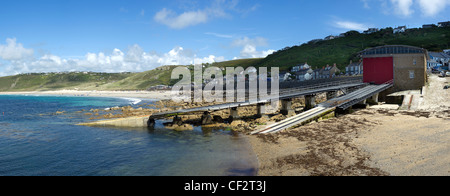 Una vista panoramica di Sennen Cove con il Sennen Cove scialuppa di salvataggio stazione. Foto Stock