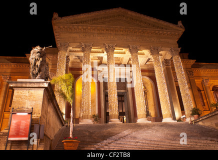 Il Teatro Massimo Vittorio Emanuele è un opera e opera company situato sulla Piazza Verdi a Palermo, Sicilia. È stato Foto Stock