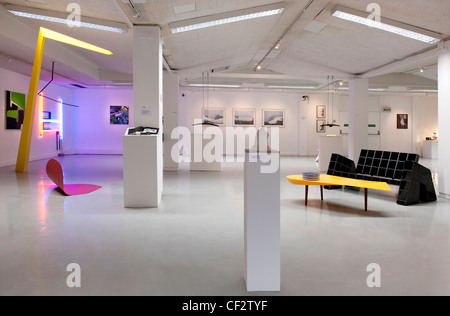 Interno del Collins Art Gallery di Glasgow che mostra lo Chalet mostra di artista moderno lavoro collettivo. Foto Stock