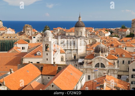 Una vista sopra i tetti in terracotta di Dubrovnik verso la chiesa di San Biagio Foto Stock