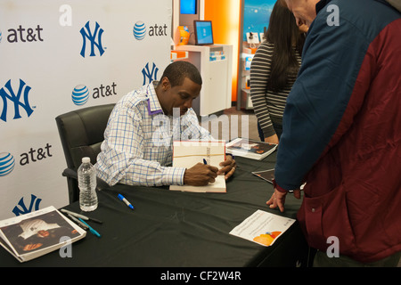 Ex New York Yankee e New York Mets pitcher Dwight 'Doc' Gooden saluta i fan e firma autografi Foto Stock