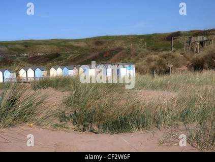 Cabine sulla spiaggia, su un robusto spiaggia con dune di sabbia in primo piano Foto Stock