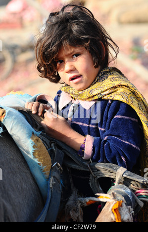 Una piccola ragazza nel subzi mandi (mercato ortofrutticolo) Islamabad, Pakistan Foto Stock