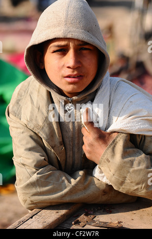 Un piccolo ragazzo lavora nell'subzi mandi (mercato ortofrutticolo) Islamabad, Pakistan Foto Stock