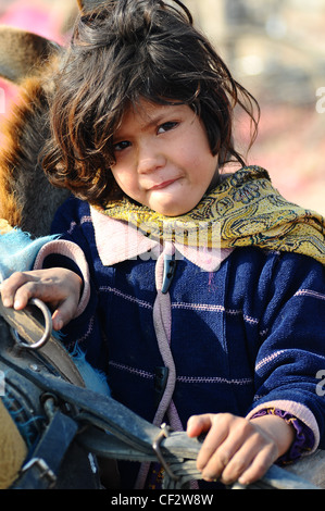 Una piccola ragazza che lavora presso il Mandi subzi (mercato ortofrutticolo) di Islamabad, Pakistan. Foto Stock