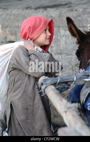 Un piccolo ragazzo il lavoro presso il Mandi subzi (mercato ortofrutticolo ) di Islamabad, Pakistan. Foto Stock