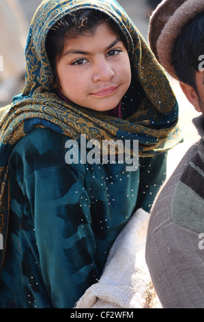 Una piccola ragazza che lavora nell'subzi mandi (mercato ortofrutticolo) a Islamabad, Pakistan Foto Stock