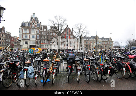 Le biciclette parcheggiate fuori Centraal Station in Amsterdam, Paesi Bassi. Foto Stock