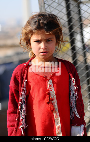 Una bambina in subzi mandi (mercato ortofrutticolo) a Islamabad, Pakistan Foto Stock