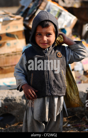 Un piccolo ragazzo il lavoro presso il Mandi subzi (mercato ortofrutticolo) di Islamabad, Pakistan. Foto Stock