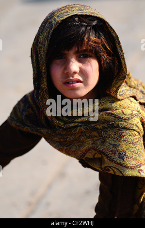 Una bambina lavora nel subzi mandi (mercato ortofrutticolo) in Islambad, Pakistan. Foto Stock