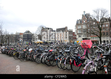 Le biciclette parcheggiate fuori Centraal Station in Amsterdam, Paesi Bassi. Foto Stock