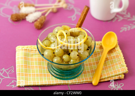 Frutti di bosco in sciroppo con limone scorza Foto Stock