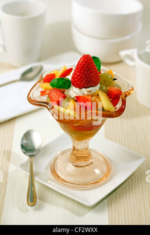 Macedonia di frutta con tè aromatico. Ricetta disponibile. Foto Stock