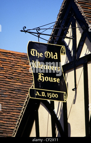 Nero e oro appeso scorrere segno della vecchia casa di tessitori in Canterbury, Inghilterra Foto Stock