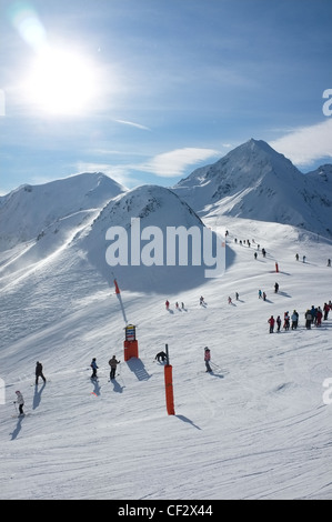 Persone sci presso la Peyragudes ski resort, Midi-Pirenei, Francia. Foto Stock