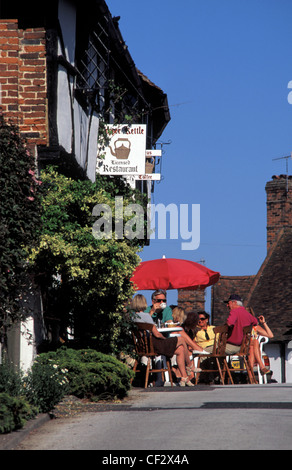 Godendo di set di preparazione per tè e caffè in una giornata di sole nel villaggio giacobino di Chilham, Kent, Inghilterra Foto Stock
