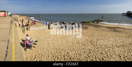 Persone relax al sole sulla spiaggia di sabbia a Southwold. Foto Stock