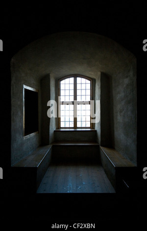 Finestra e panchine al Castello di Turku Foto Stock