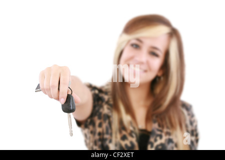 Giovane donna caucasica tenendo premuto il tasto auto. Immagine con profondità di campo ridotta. La chiave è nel fuoco. Foto Stock