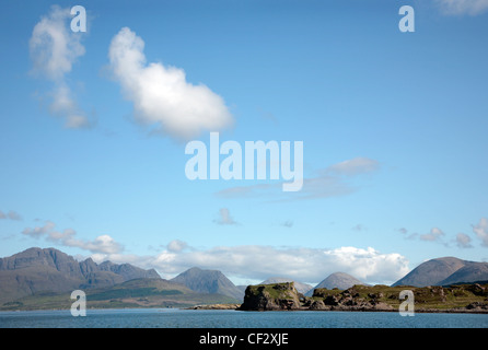 Il castello di Dunscaith (Dun Sgathaich Castello), un castello in rovina su off-shore rock in Loch Eishort sull'Isola di Skye. Foto Stock