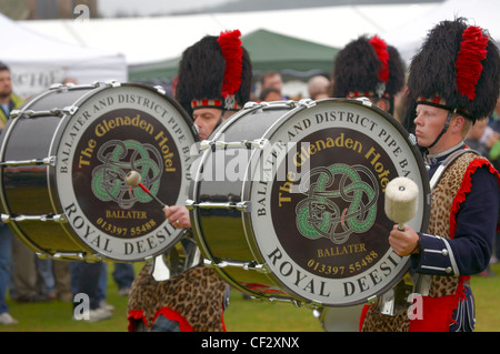 I percussionisti dal Ballater and District Pipe Band effettuando al Lonach Raccolta e Giochi delle Highland, (fatturati come 'Äö√Ñ√≤ Scotl Foto Stock