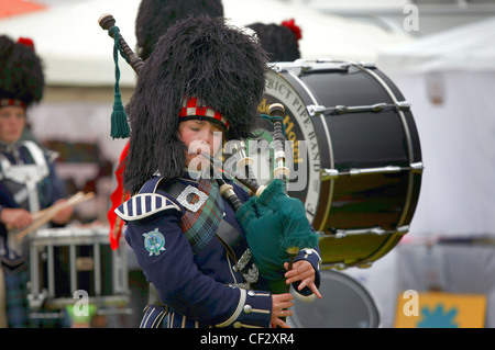 Un piper dal Ballater and District Pipe Band effettuando al Lonach Raccolta e Giochi delle Highland, (fatturati come 'Äö√Ñ√≤ Scotla Foto Stock