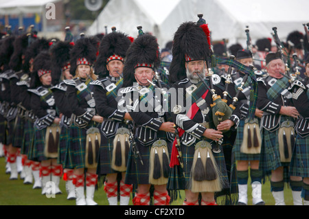 Una pipe band effettuando al Lonach Raccolta e Giochi delle Highland, (fatturati come 'Scotland's amichevoli Highland Games") tenuto ann Foto Stock